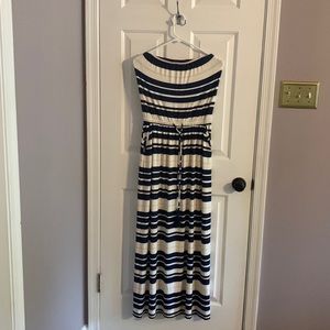 Super comfortable strapless dress…. Navy/ beige/ cream stripes …It has pockets!